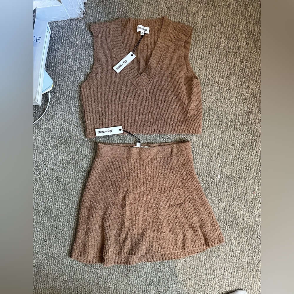 Impeccable pig brown/tan skirt and top set